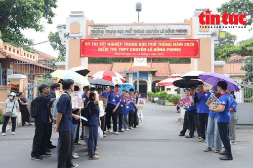 Tinh thần vui vẻ, tiếp sức mùa thi luôn được các tình nguyện viên phát huy.