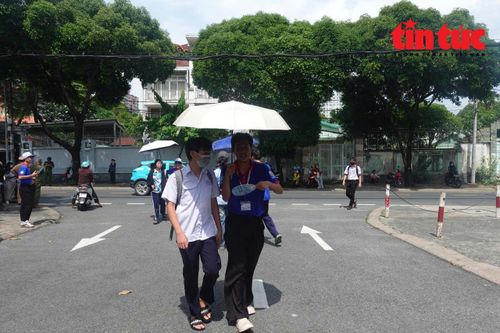 Các tình nguyện viên luôn có mặt hỗ trợ thí sinh vào điểm thi.