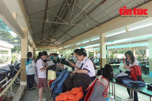 Tại điểm để đồ, các tình nguyện viên luôn hỗ trợ thí sinh khi cần.