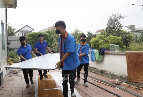 Đoàn biên, thanh niên Bắc Ninh hỗ trợ người dân di dời tài sản đẩy nhanh tiến độ giải phóng mặt bằng Dự án Cảng hàng không quốc tế Gia Bình.