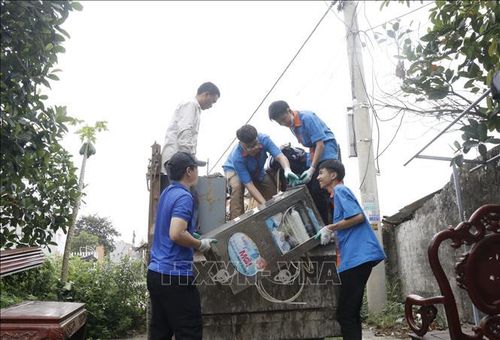 Đoàn biên, thanh niên Bắc Ninh hỗ trợ người dân di dời tài sản đẩy nhanh tiến độ giải phóng mặt bằng Dự án Cảng hàng không quốc tế Gia Bình.