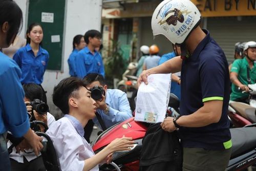 Em Đinh Thanh Sơn, được bố là anh Đinh Thanh Lâm đưa đến điểm thi.