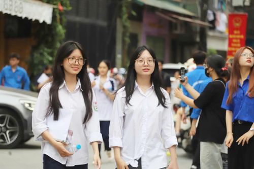 Nhiều thí sinh xuất hiện từ sớm, sẵn sàng bước vào môn thi đầu tiên.