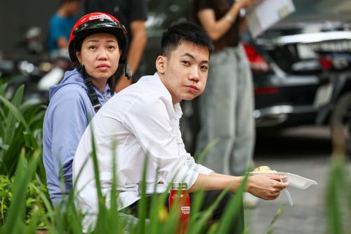 Phụ huynh liên tục dặn dò, nhắc nhở con kiểm tra lại đồ dùng trước khi bước vào phòng thi.