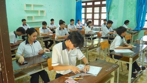Các thí sinh bước vào thi môn Toán.