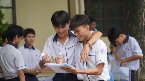 Các thí sinh tranh thủ xem lại bài trước khi bước vào phòng thi. 
