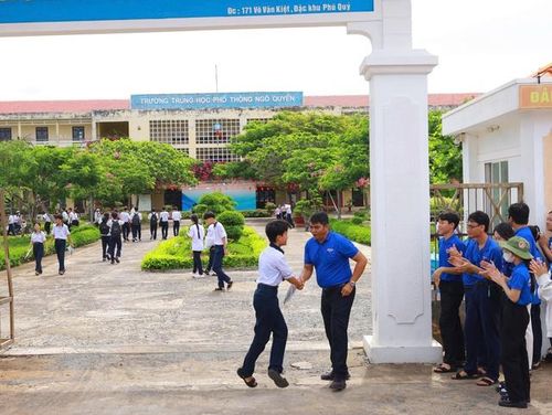 Tại điểm thi Trường THPT Ngô Quyền, sau khi kết thúc bài thi môn Toán, PV ghi nhận thấy tâm lý của các bạn thí sinh khá thoải mái. Nhiều thí sinh cho biết, đề thi khá dễ thở, tự tin đạt điểm cao.