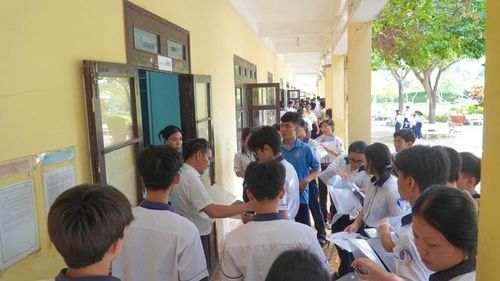 Có mặt tại điểm thi từ khá sớm, em Trần Thị Bích Kiều, học sinh lớp 12C2, Trường THPT Ngô Quyền, tỏ ra khá tự tin trước khi bước vào phòng thi môn Toán. Kiều cho biết em đã ôn tập kỹ các dạng bài trọng tâm và giữ tâm lý thoải mái để hoàn thành tốt bài thi. "Em khá háo hức vì đây là môn thi quan trọng. Em hy vọng sẽ làm bài thật tốt để đạt kết quả như mong muốn", Kiều chia sẻ.