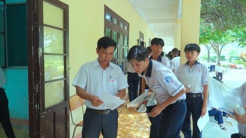 Giám thị kiểm tra thủ tục trước khi thí sinh bước vào phòng thi.