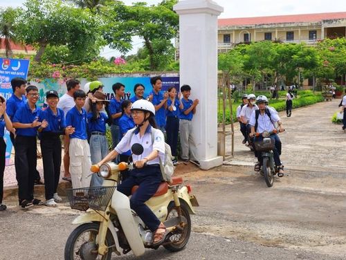 Các sĩ tử tại Đặc khu Phú Quý ra về, chuẩn bị cho buổi thi sáng ngày mai. 