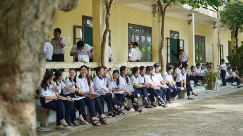 Thí sinh có mặt từ sớm tại điểm thi Trường THPT Ngô Quyền để chuẩn bị bước vào môn thi Toán vào chiều ngày 11/6.