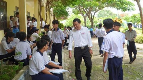 Thầy Lê Quang Trọng - Phó Hiệu trưởng Trường THPT Ngô Quyền - cho biết, năm nay, điểm thi duy nhất tại Đặc khu Phú Quý có 300 thí sinh đăng ký dự thi, gồm 275 học sinh lớp 12 và 25 thí sinh tự do. Hội đồng thi bố trí 13 phòng thi phục vụ kỳ thi.