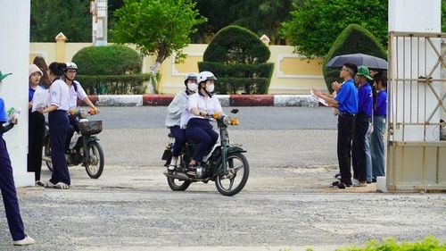 Ghi nhận của Người Đưa Tin tại điểm thi Trường THPT Ngô Quyền cho thấy công tác tổ chức kỳ thi diễn ra nghiêm túc, an toàn và đúng quy chế.