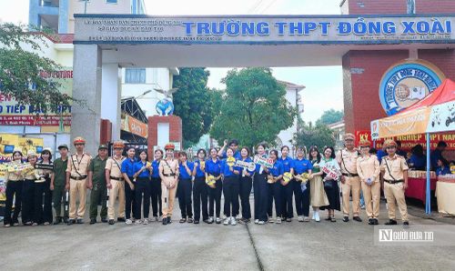 Với tinh thần đồng hành cùng sĩ tử, các lực lượng chức năng và đội hình tiếp sức mùa thi để hỗ trợ thí sinh và phụ huynh trong ngày thi đầu tiên.