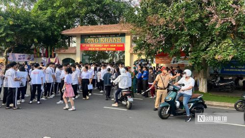 Giữa không khí khẩn trương của kỳ thi tốt nghiệp THPT năm 2026, lực lượng CSGT luôn túc trực trước các điểm thi để bảo đảm giao thông thông suốt và hỗ trợ thí sinh trong những tình huống phát sinh.