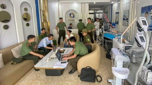 Công an khám xét tại cơ sở Đông Á Beauty Center, phường Vĩnh Phúc, tỉnh Phú Thọ. Ảnh: Công an Bắc Ninh.