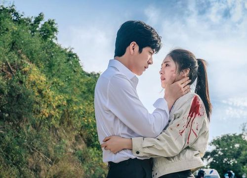 Bộ phim quy tụ Tỉnh Bách Nhiên, Thái Văn Tịnh và Tần Tuấn Kiệt. Dù thuộc thể loại trinh thám hình sự, tác phẩm vẫn đan cài tuyến tình cảm nổi bật giữa ba nhân vật chính. Chu Cẩn quyết tâm điều tra lại vụ án khiến anh trai hy sinh năm xưa và nhận được sự hỗ trợ của giáo sư tâm lý tội phạm Giang Hàn Thanh. Biến cố xảy ra khi mối tình đầu của cô là Tưởng Thành bất ngờ trở về sau nhiều năm hoạt động dưới thân phận cảnh sát ngầm. Những cú lật mở liên tiếp cùng sự giằng xé giữa tình yêu, niềm tin và trách nhiệm tạo nên sức hút riêng cho bộ phim.