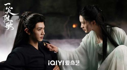 Mở đầu bằng một trận chiến đẫm máu giữa hai quốc gia, Nhất Tiếu Tùy Ca kể câu chuyện về nữ xạ thủ Phù Nhất Tiếu và hoàng tử Phượng Tùy Ca - hai con người thuộc hai chiến tuyến đối lập nhưng bị cuốn vào âm mưu lớn phía sau chiến tranh. Sau khi mất trí nhớ, Phù Nhất Tiếu được Phượng Tùy Ca giữ lại để phục vụ kế hoạch điều tra, từ đó cả hai dần xóa bỏ hiểu lầm và cùng nhau đối mặt với những bí mật nguy hiểm. Phim ghi dấu ấn nhờ mô-típ "kẻ thù thành người yêu", không khí sa trường căng thẳng và mối tình nhiều thử thách nhưng cũng đầy sức nặng cảm xúc.