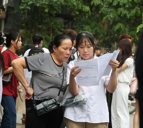 Vừa rời điểm thi, các sĩ tử đã được phụ huynh chờ đón, thăm hỏi. Ảnh: Vân Đức