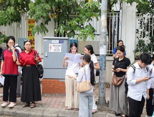 Nữ sinh Hà An cùng các bạn trao đổi bài thi sau khi kết thúc môn thi thứ 2. Ảnh: Vân Đức