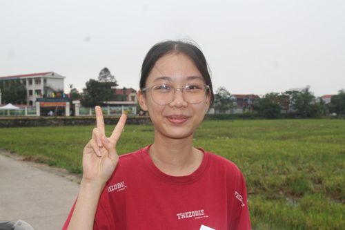 Yến Nhi tự tin với bài thi môn Toán.