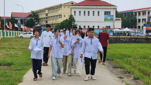 Thí sinh rời điểm thi sau khi hoàn thành bài thi môn Toán.