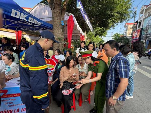 Hướng dẫn cho phụ huynh sử dụng mã QR về kiến thức cơ bản về an toàn PCCC cho phụ huynh học sinh. Ảnh: T.L