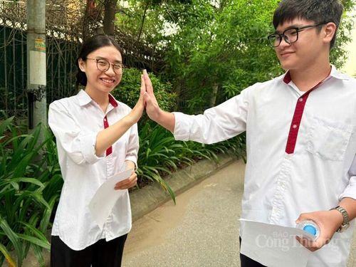 Quỳnh Anh (bên trái) chúc bạn cùng trường có bài thi môn đầu tiên thật tốt.