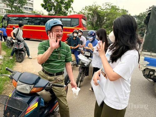Trước khi bước vào khu vực thi, nhiều phụ huynh không quên dành cho con những cái vẫy tay, nụ cười động viên để tiếp thêm sự tự tin và bình tĩnh.