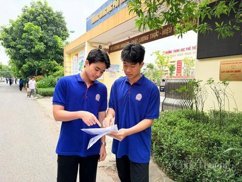 Phú An (bên trái) đến trường thi từ khá sớm.