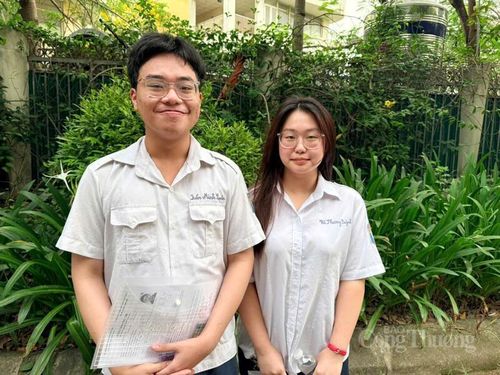 Em Trần Minh Quân (bên trái), học sinh Trường THPT Trần Quốc Tuấn trước khi bước qua cổng trường thi.
