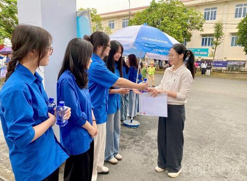Lực lượng thanh niên tình nguyện tiếp sức mùa thi. 