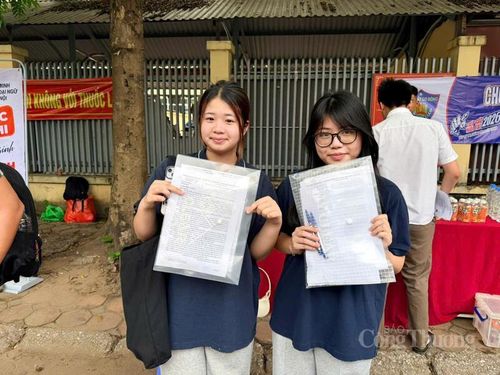 Thí sinh Ngô Khánh Vy (bên trái), học sinh Trường Phổ thông Liên cấp Olympia.