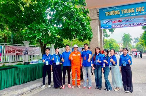 Những việc làm của ngành điện Thanh Hóa tuy giản dị nhưng mang lại nhiều ý nghĩa thiết thực. Đối với các thí sinh lần đầu bước vào kỳ thi quan trọng của cuộc đời, sự hỗ trợ tận tình từ các tình nguyện viên đã giúp các em giảm bớt áp lực, tự tin hơn khi bước vào phòng thi.