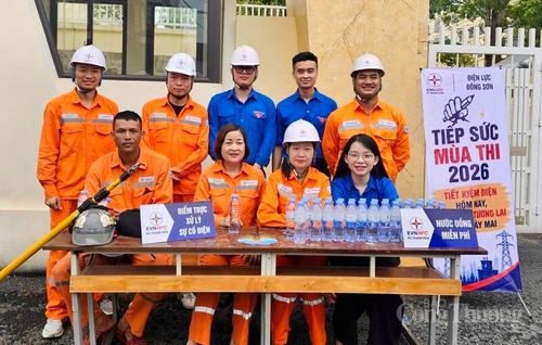 Ngay từ sáng sớm, khi các thí sinh và phụ huynh có mặt tại các điểm thi, lực lượng đoàn viên thanh niên ngành điện đã có mặt để hướng dẫn, hỗ trợ và động viên các em trước giờ làm bài. Trong màu áo xanh tình nguyện, các đoàn viên không quản thời tiết nắng nóng hay mưa, tích cực phát nước uống miễn phí, hướng dẫn thí sinh đến đúng khu vực thi, phòng thi, đồng thời hỗ trợ người nhà tìm vị trí chờ phù hợp.