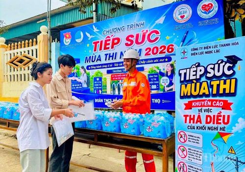 Trong ngày đầu Kỳ thi tốt nghiệp THPT năm 2026, hơn 42.800 thí sinh tham gia thi tại 83 điểm thi trên địa bàn tỉnh Thanh Hóa, không khí khẩn trương nhưng trật tự đã hiện diện từ rất sớm. Từng tốp học sinh trong đồng phục chỉnh tề, mang theo hành trang kiến thức và những kỳ vọng của gia đình bước vào phòng thi với tâm thế quyết tâm chinh phục kỳ thi quan trọng nhất của tuổi học trò.
