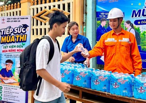 Có mặt tại điểm thi, anh Nguyễn Tất Nhất, nhân viên Điện lực Ngọc Lặc cho biết, những ngày diễn ra kỳ thi, nhân viên trong đơn vị vừa thực hiện nhiệm vụ trực vận hành, bảo đảm cấp điện an toàn cho các điểm thi, vừa tham gia hỗ trợ thí sinh và phụ huynh. “Dù công việc khá bận rộn nhưng ai cũng vui vẻ, nhiệt tình bởi đây là hoạt động mang ý nghĩa thiết thực. Khi nhận được những lời cảm ơn hay nhìn thấy nụ cười của các em học sinh, chúng tôi cảm thấy những cố gắng của mình thật sự có giá trị”, anh Nhất chia sẻ.