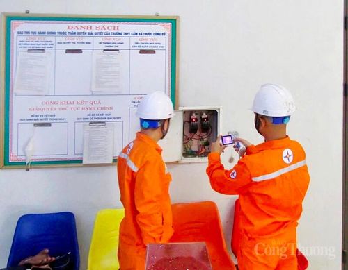 Song song với hoạt động tiếp sức tại các điểm thi, Công ty Điện lực Thanh Hóa cũng triển khai đồng bộ các phương án bảo đảm cung cấp điện phục vụ kỳ thi. Trước đó, các đơn vị đã rà soát toàn bộ hệ thống lưới điện, tăng cường kiểm tra các tuyến đường dây, trạm biến áp cấp điện cho các điểm thi, khu vực in sao đề thi, chấm thi và các địa điểm phục vụ kỳ thi.