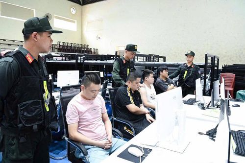 Các đối tượng bị bắt giữ trong đường dây lừa đảo xuyên quốc gia.