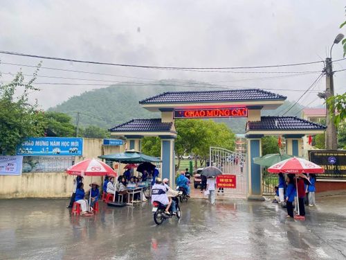 Trong sáng nay (11/6) - buổi thi đầu tiên của Kỳ thi tốt nghiệp THPT 2026, các đoàn viên thanh niên xã Quan Sơn đã túc trực ở khu vực cổng trường để hỗ trợ thí sinh, phụ huynh.