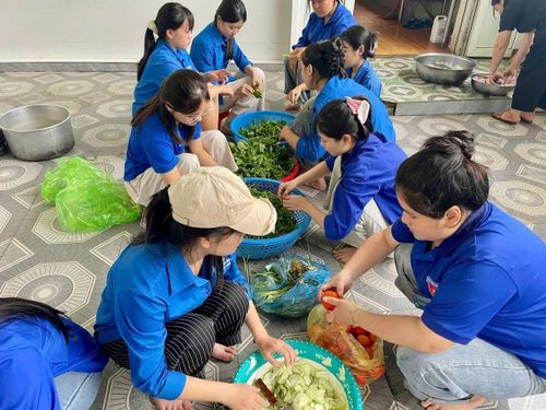 Các công đoạn sau đó như sơ chế, chế biến đều được các đoàn viên thanh niên đảm nhiệm.