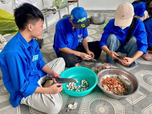 Tất cả đều hào hứng góp sức với mong muốn hỗ trợ tối đa cho các thí sinh dự kỳ thi quan trọng của quãng đời học sinh.