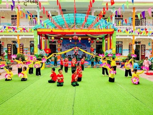 Hoạt động ngoại khóa của các cháu học sinh Trường Mầm non Định Tiến, xã Định Tân.