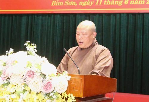 Đại biểu Nguyễn Văn Mười (Hòa thượng Thích Tâm Chính) thông báo kết quả giải quyết ý kiến, kiến nghị của cử tri gửi đến kỳ họp trước.