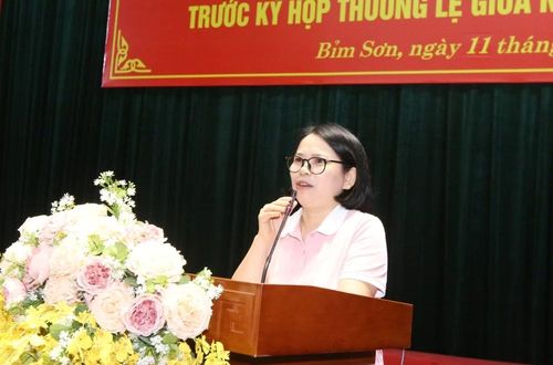 Cử tri phường Bỉm Sơn tham gia ý kiến tại buổi tiếp xúc cử tri.