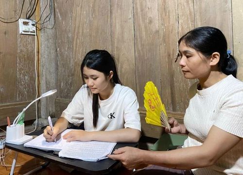 Chị Hà Thị Dự cùng con hệ thống lại kiến thức trước ngày thi.