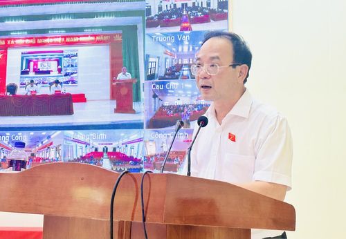 Đại biểu Nguyễn Lợi Đức thông báo kết quả giải quyết ý kiến, kiến nghị của cử tri gửi đến kỳ họp trước.
