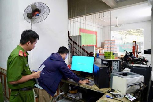 Nhân viên Công ty TNHH Thương mại và Dịch vụ Sông Lam thực nghiệm, tái hiện quá trình cài đặt phần mềm trên máy tính phục vụ công tác điều tra. Ảnh: Cổng thông tin điện tử Công an tỉnh Phú Thọ.