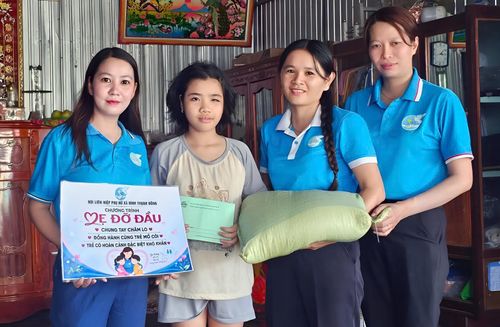 Hội viên phụ nữ xã Bình Thạnh Đông tham gia chương trình “Mẹ đỡ đầu”. Ảnh: Hội Liên hiệp Phụ nữ xã Bình Thạnh Đông.