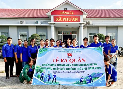 Xã đoàn Phú An ra quân Chiến dịch Thanh niên tình nguyện hè và hưởng ứng Ngày Môi trường thế giới năm 2026. Ảnh: LÊ GIÀU
